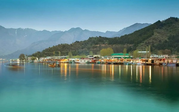 Kashmir Yatra by flight: Srinagar, Sonmarg, Gulmarg, Pahalgam, Dal Lake sightseeing Yatra