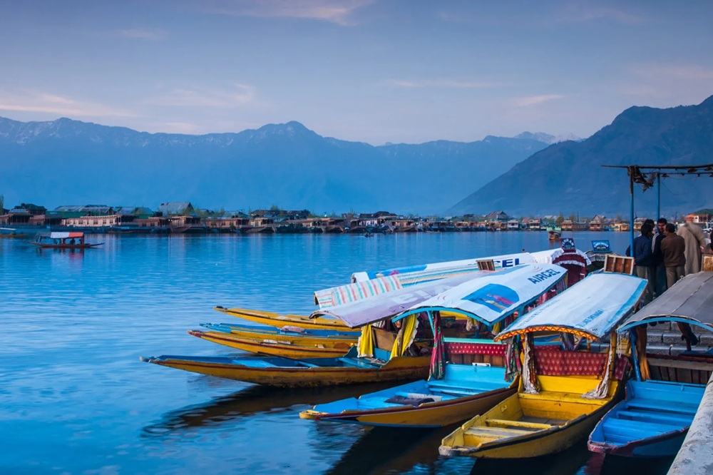 Kashmir Yatra by flight: Srinagar, Sonmarg, Gulmarg, Pahalgam, Dal Lake sightseeing Yatra